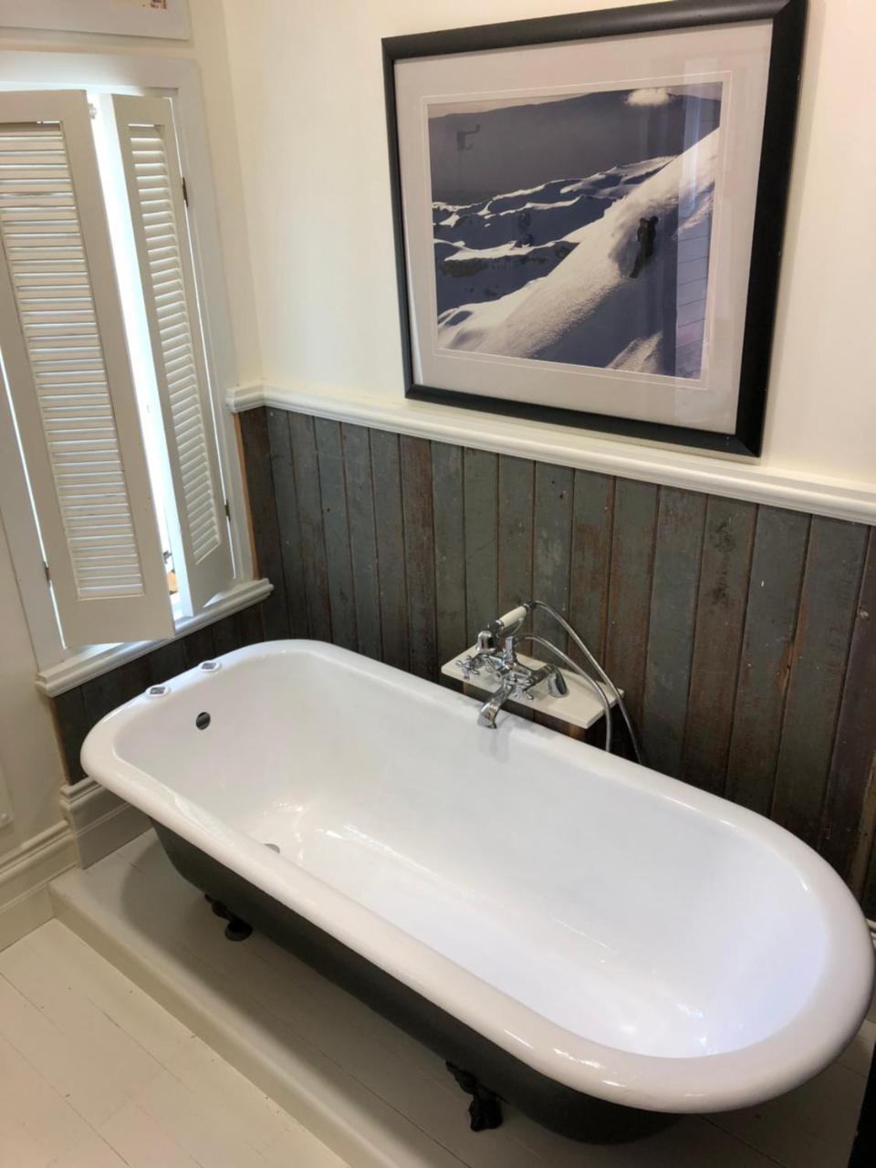 Laurel Bank House Hotel Куийнстаун Екстериор снимка